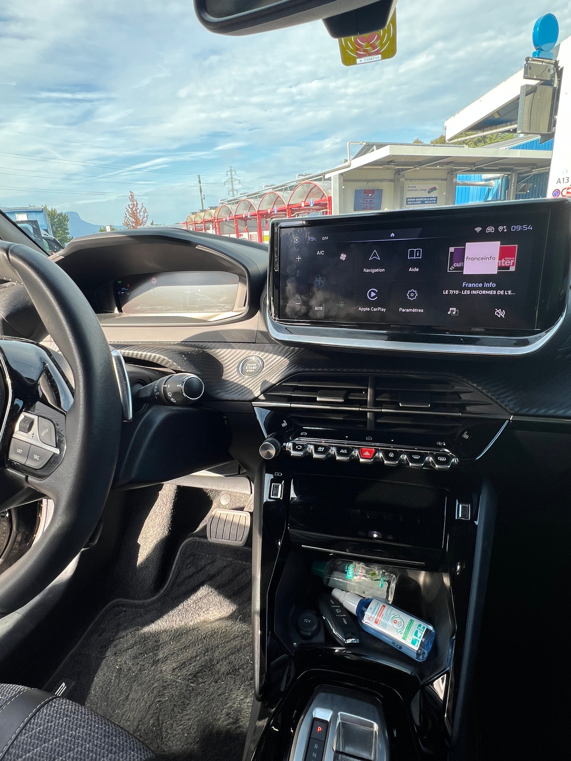 PEUGEOT 2008 1.2 PureTech Allure EAT8-image-11