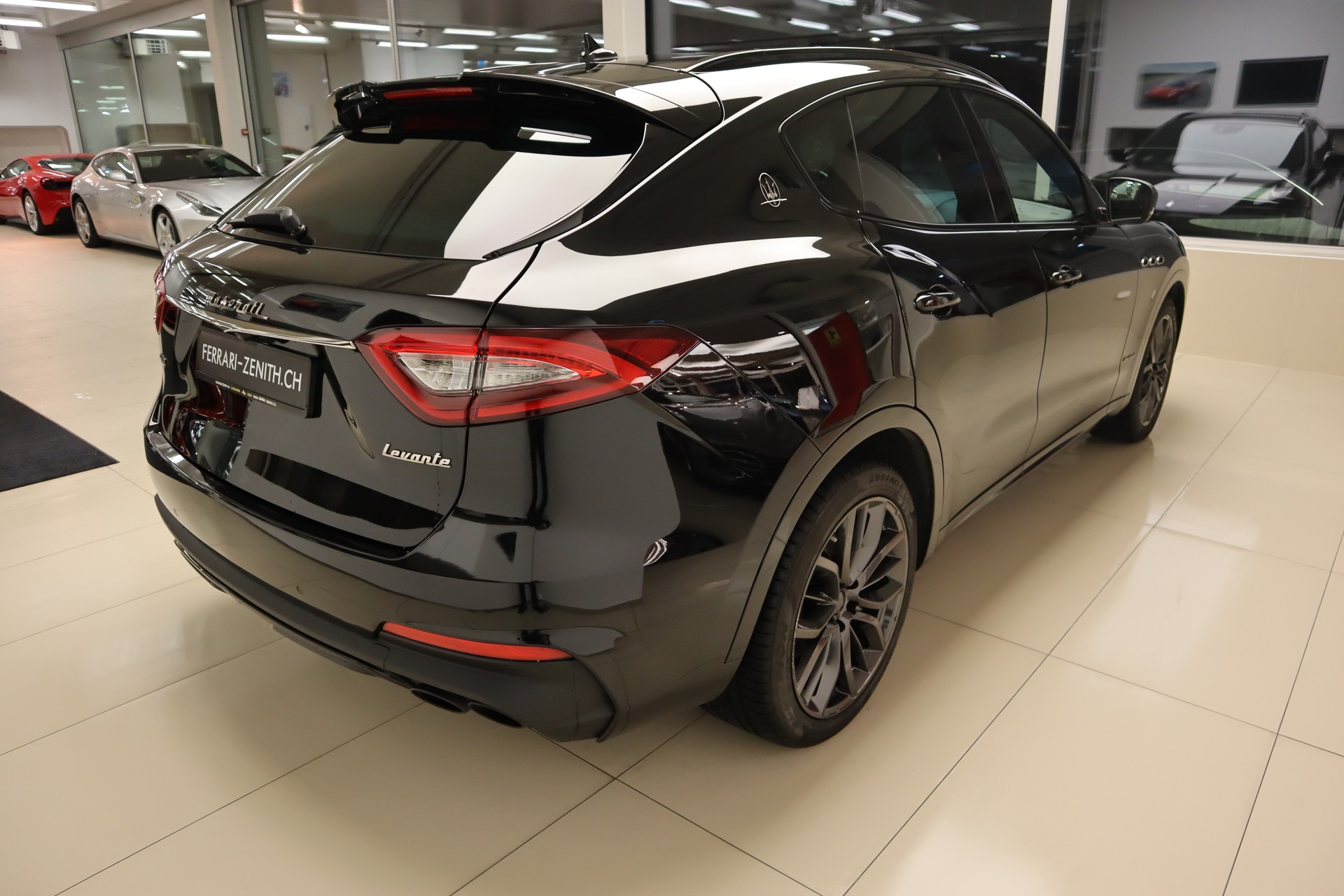 MASERATI Levante S 3.0 V6 Nerissimo Automatica-image-4