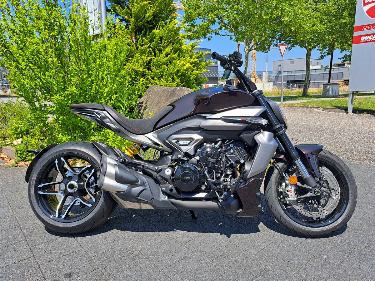 DUCATI X Diavel V4-showroom-element-1
