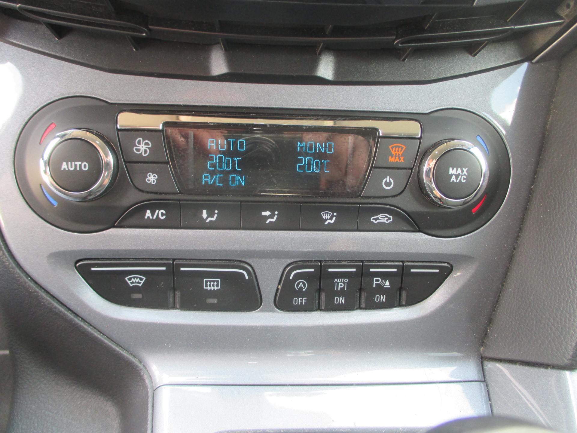 FORD Focus 1.6 SCTi Titanium-image-9