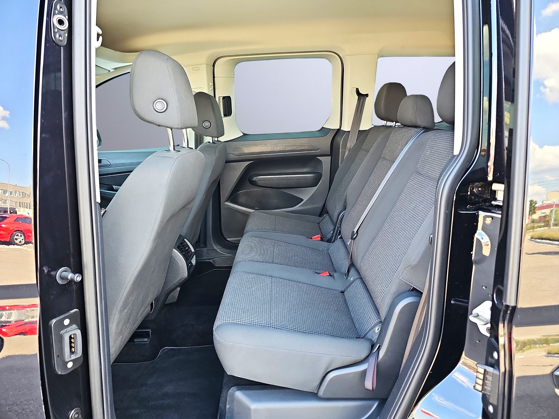 VW Caddy 2.0 TDI DSG-image-7