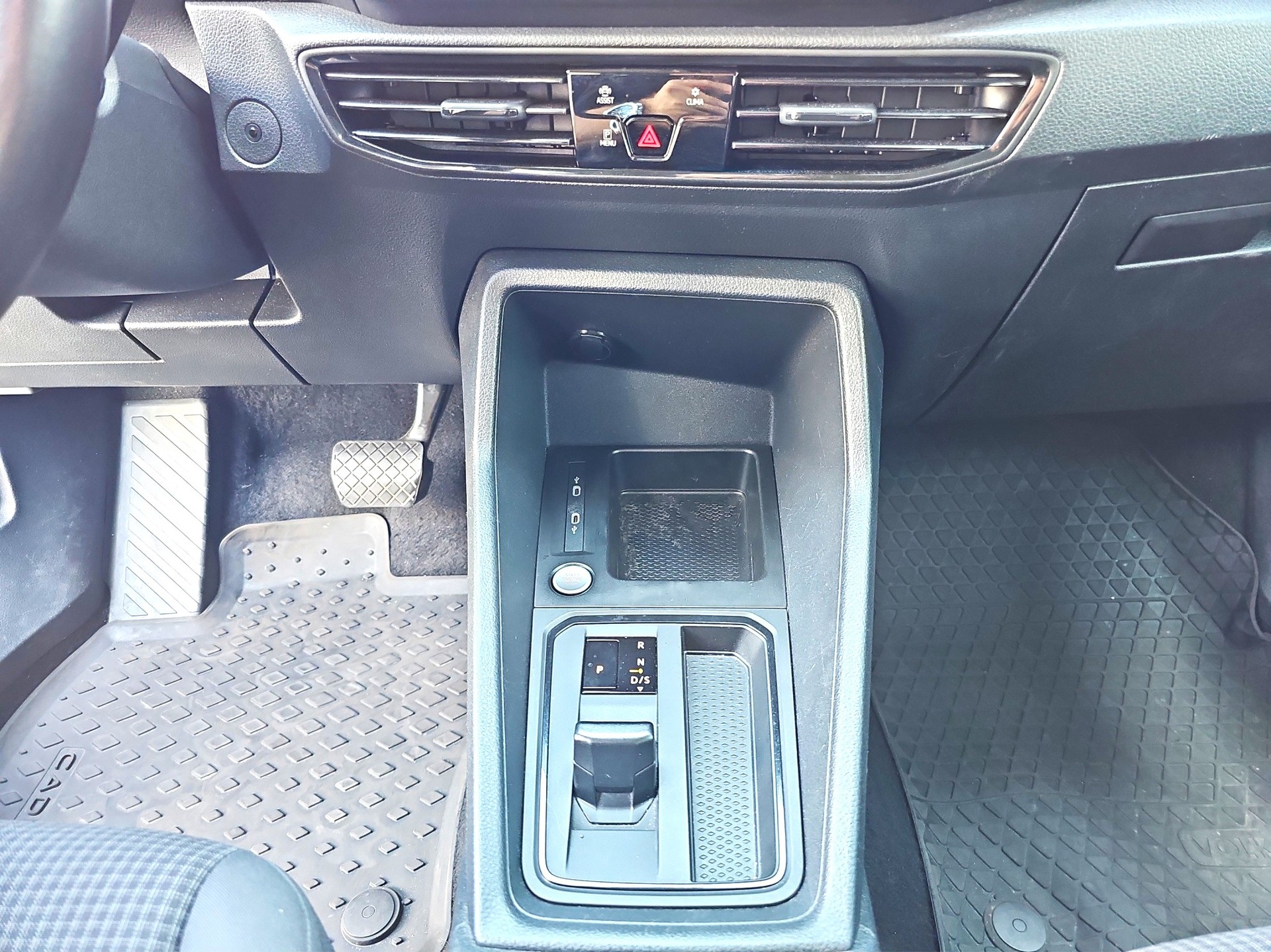 VW Caddy 2.0 TDI DSG-image-11