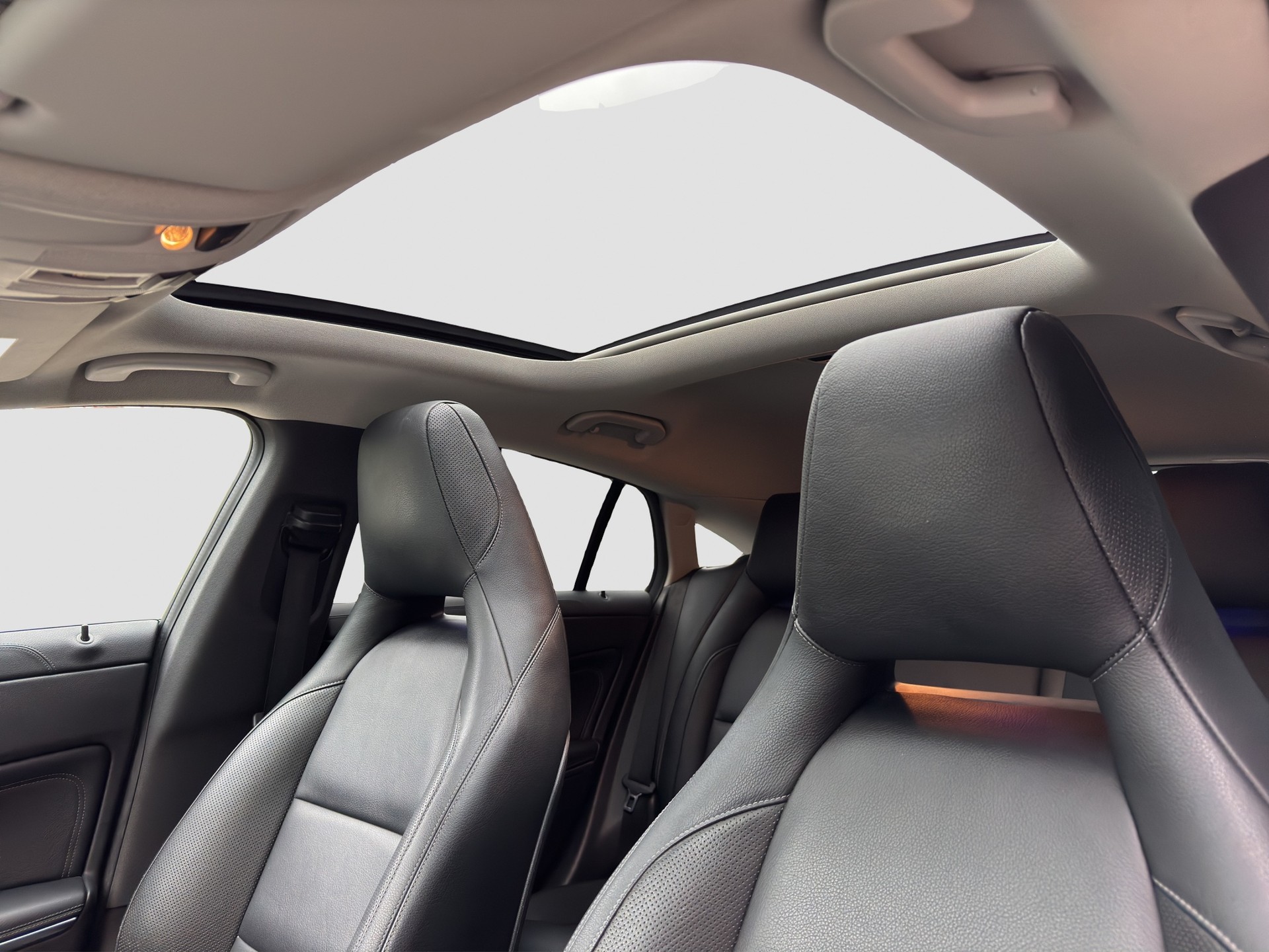 MERCEDES-BENZ CLA Shooting Brake 250 Urban 7G-DCT 4Matic-image-12