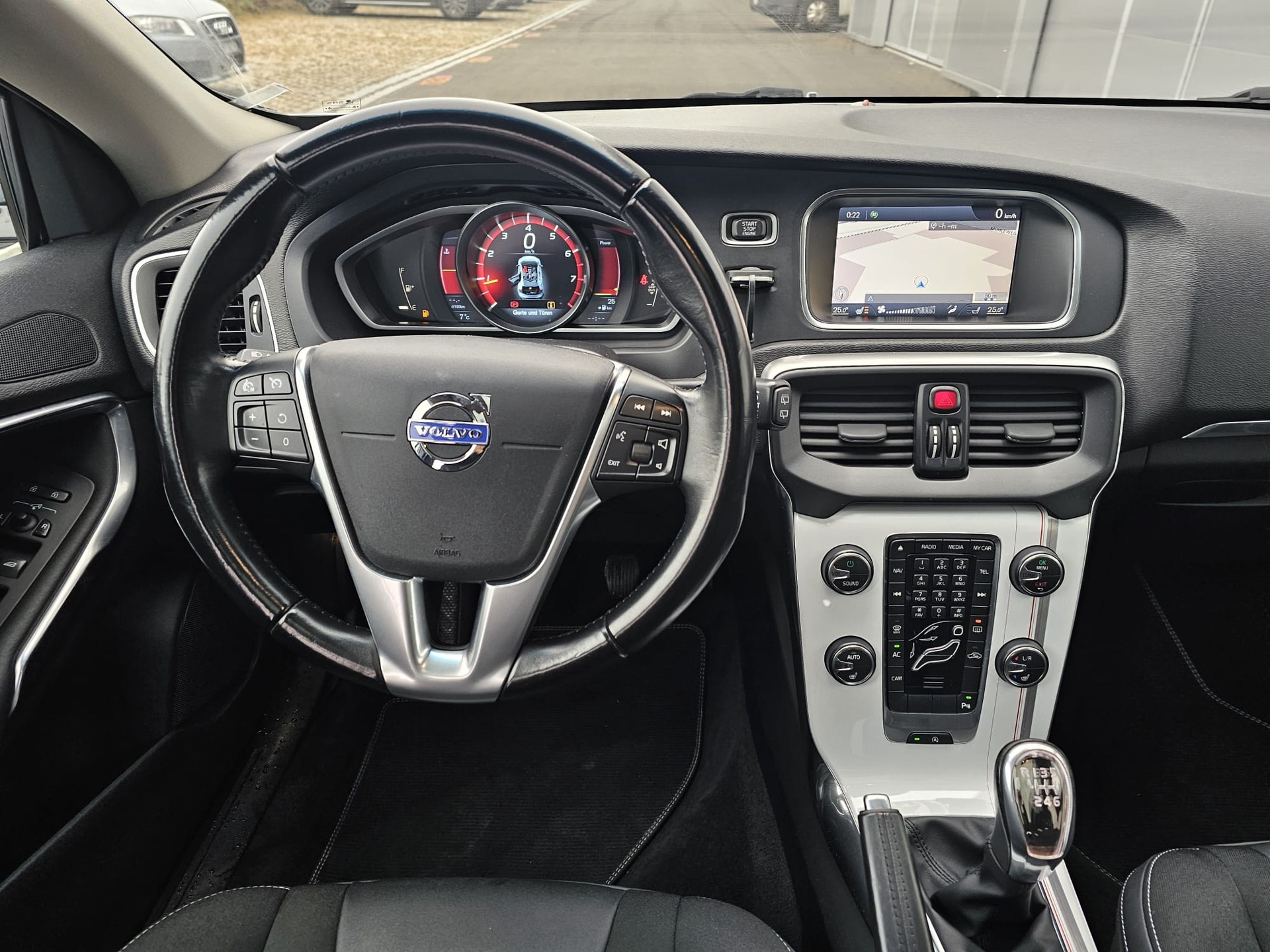 VOLVO V40 T4-image-12