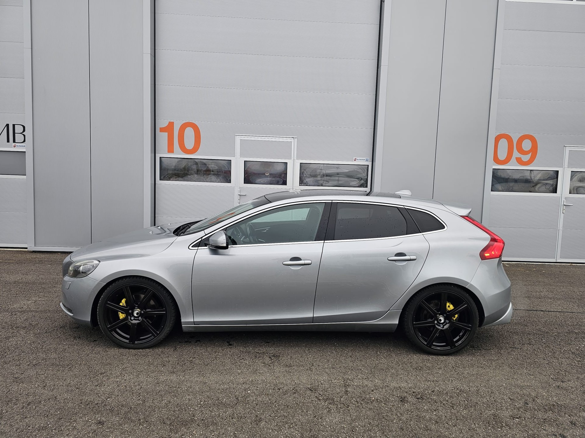 VOLVO V40 T4-image-1