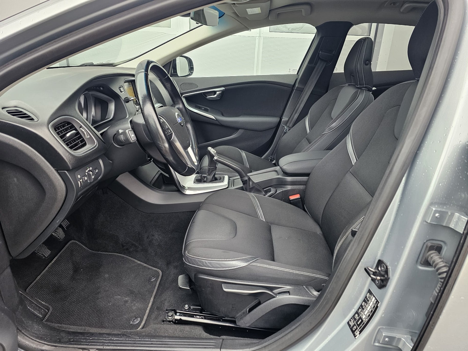 VOLVO V40 T4-image-9