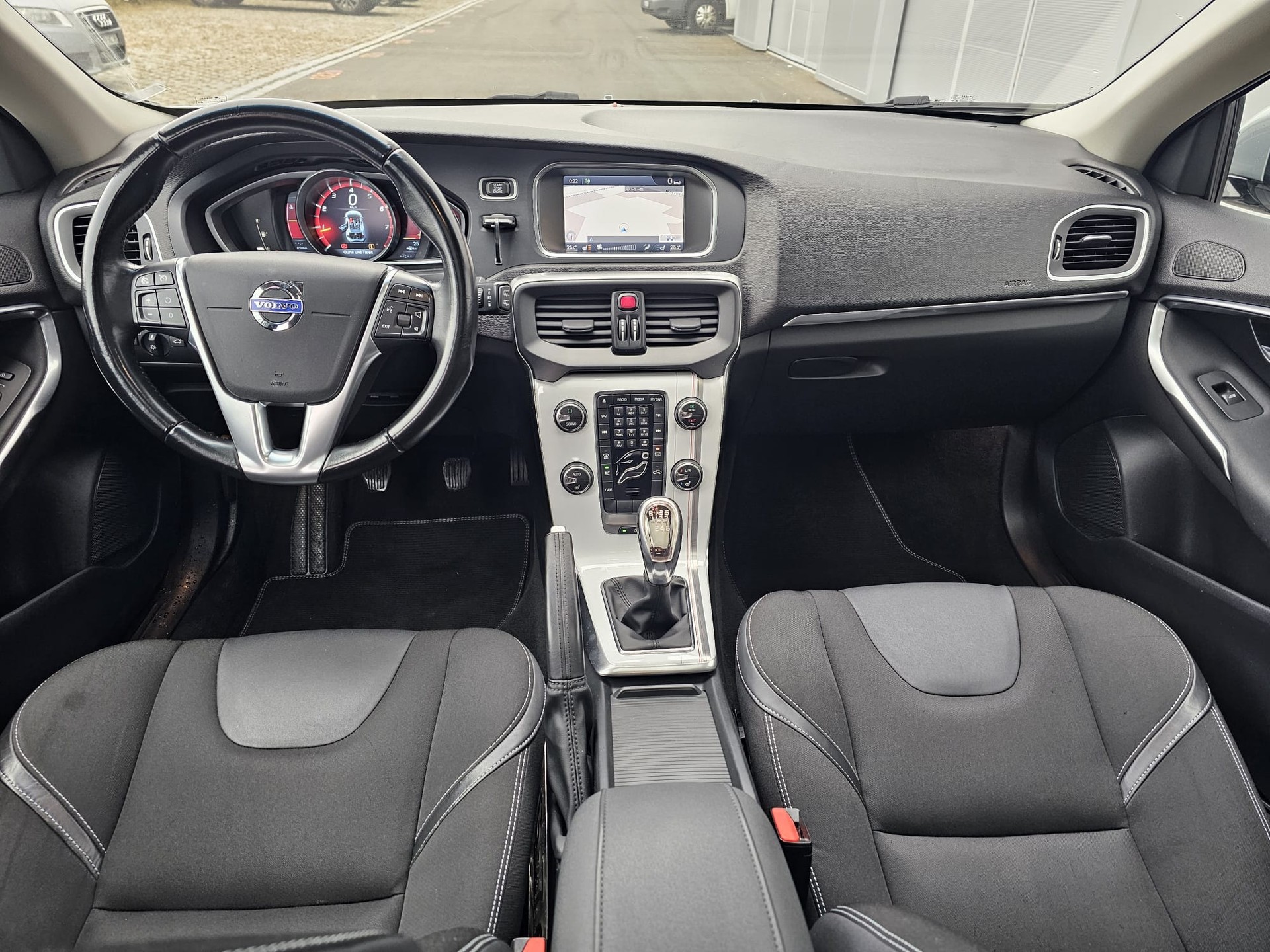 VOLVO V40 T4-image-8