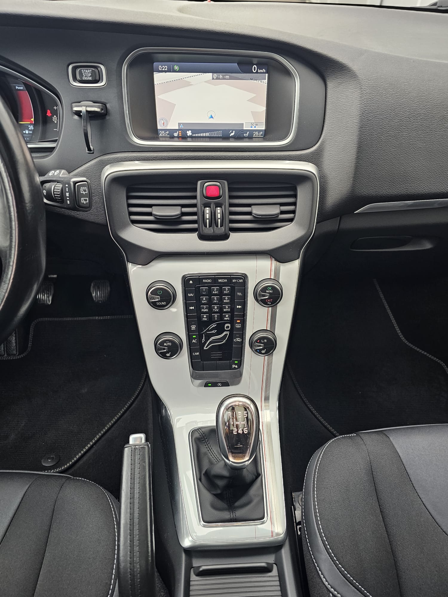 VOLVO V40 T4-image-13
