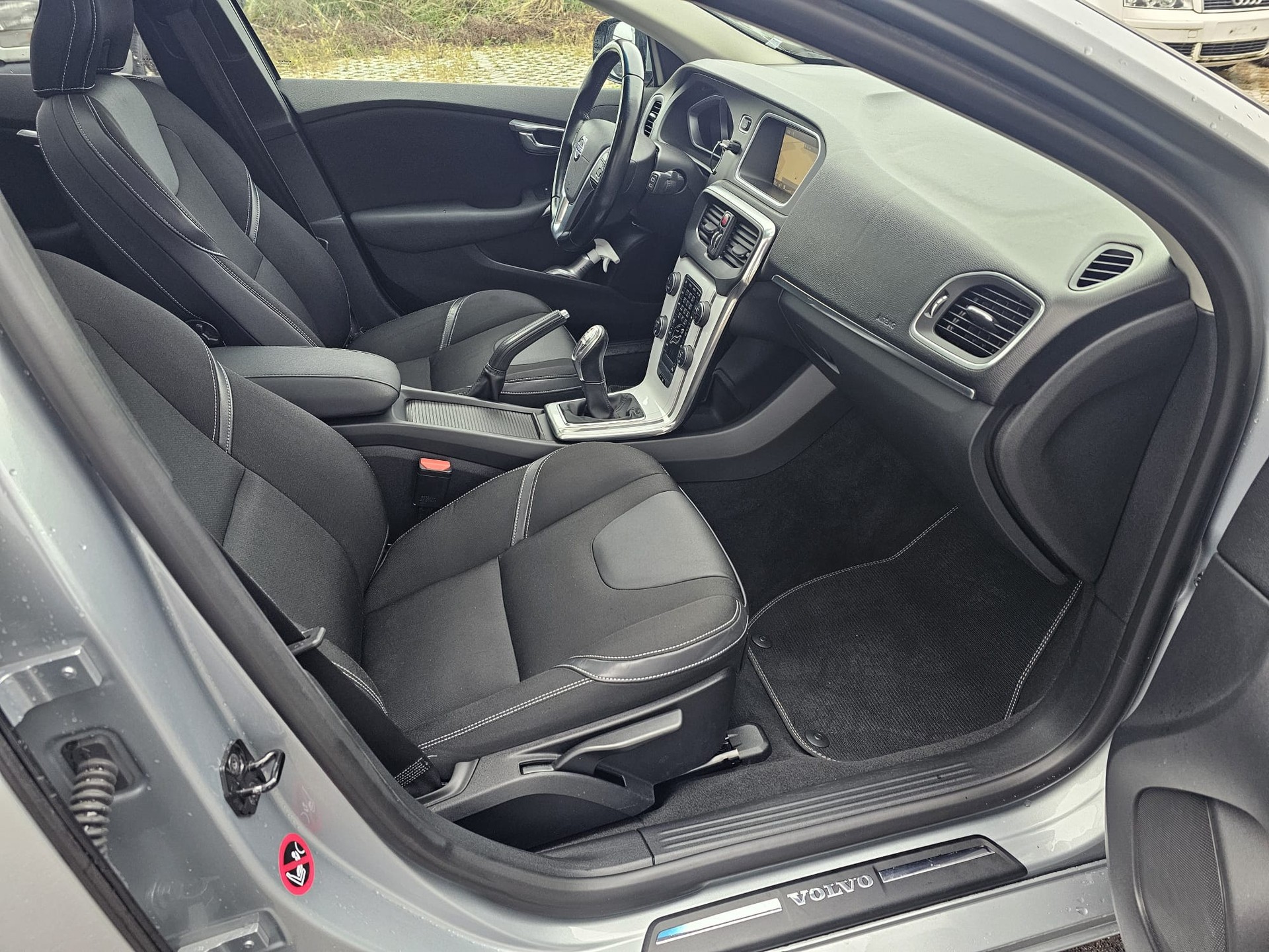 VOLVO V40 T4-image-10
