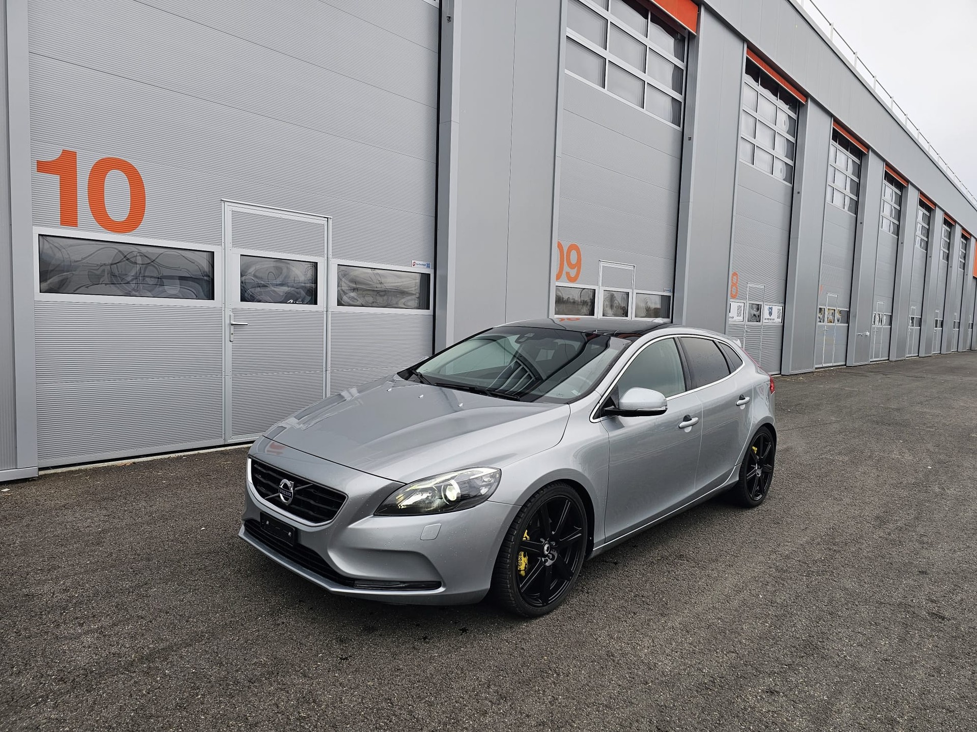 VOLVO V40 T4-image-0