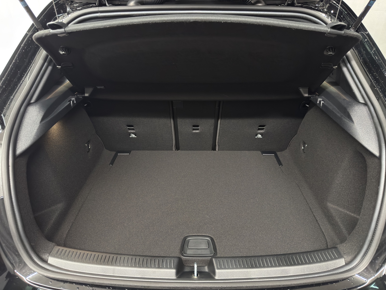 MERCEDES-BENZ A 220 d AMG Line-image-10