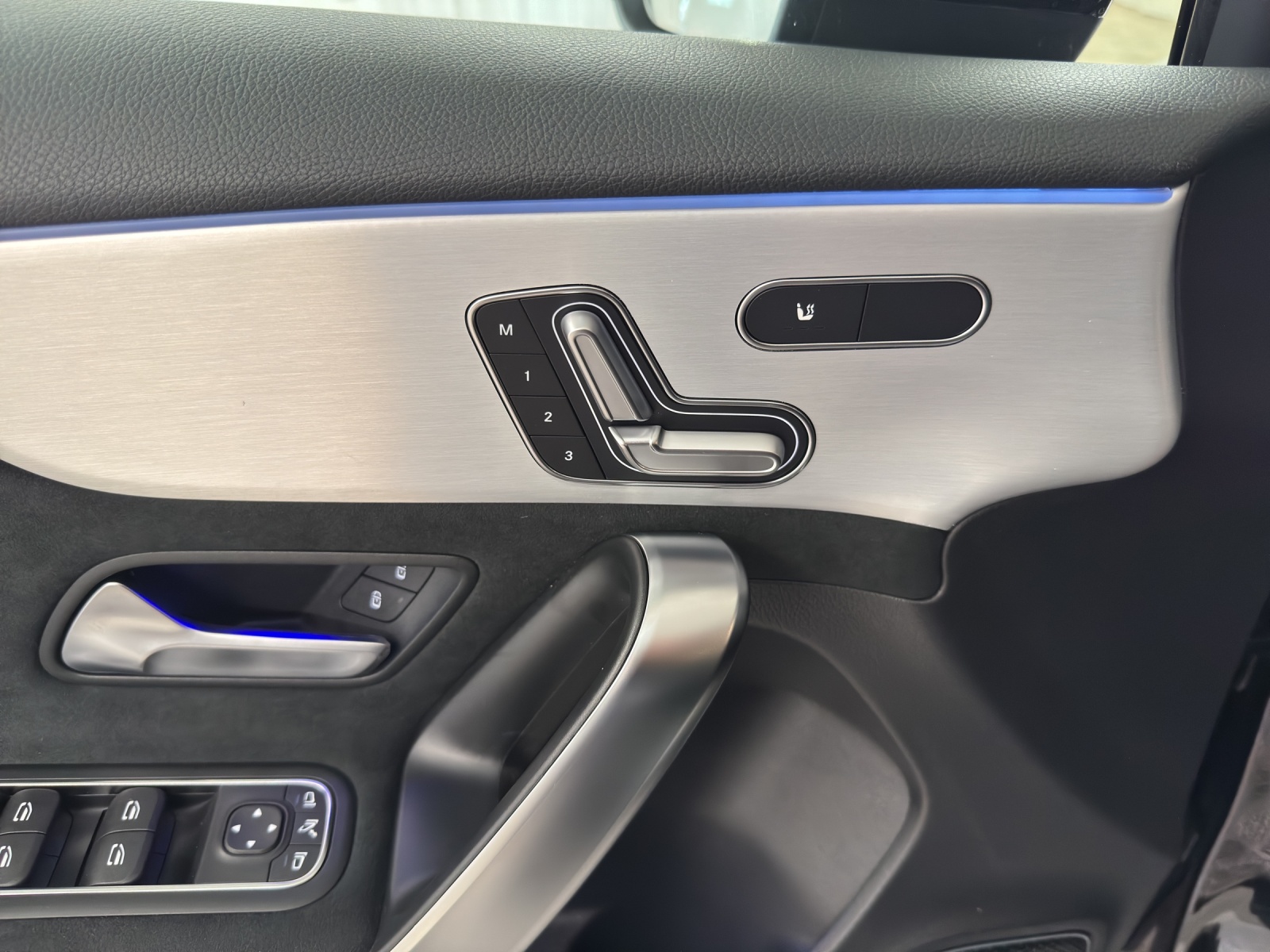 MERCEDES-BENZ A 220 d AMG Line-image-11