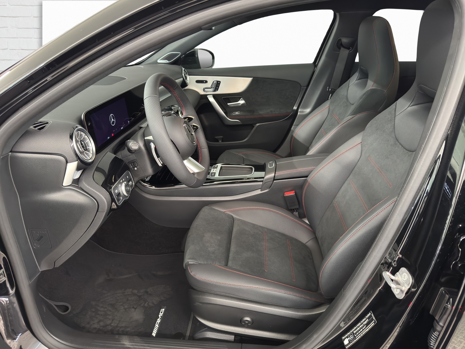 MERCEDES-BENZ A 220 d AMG Line-image-6