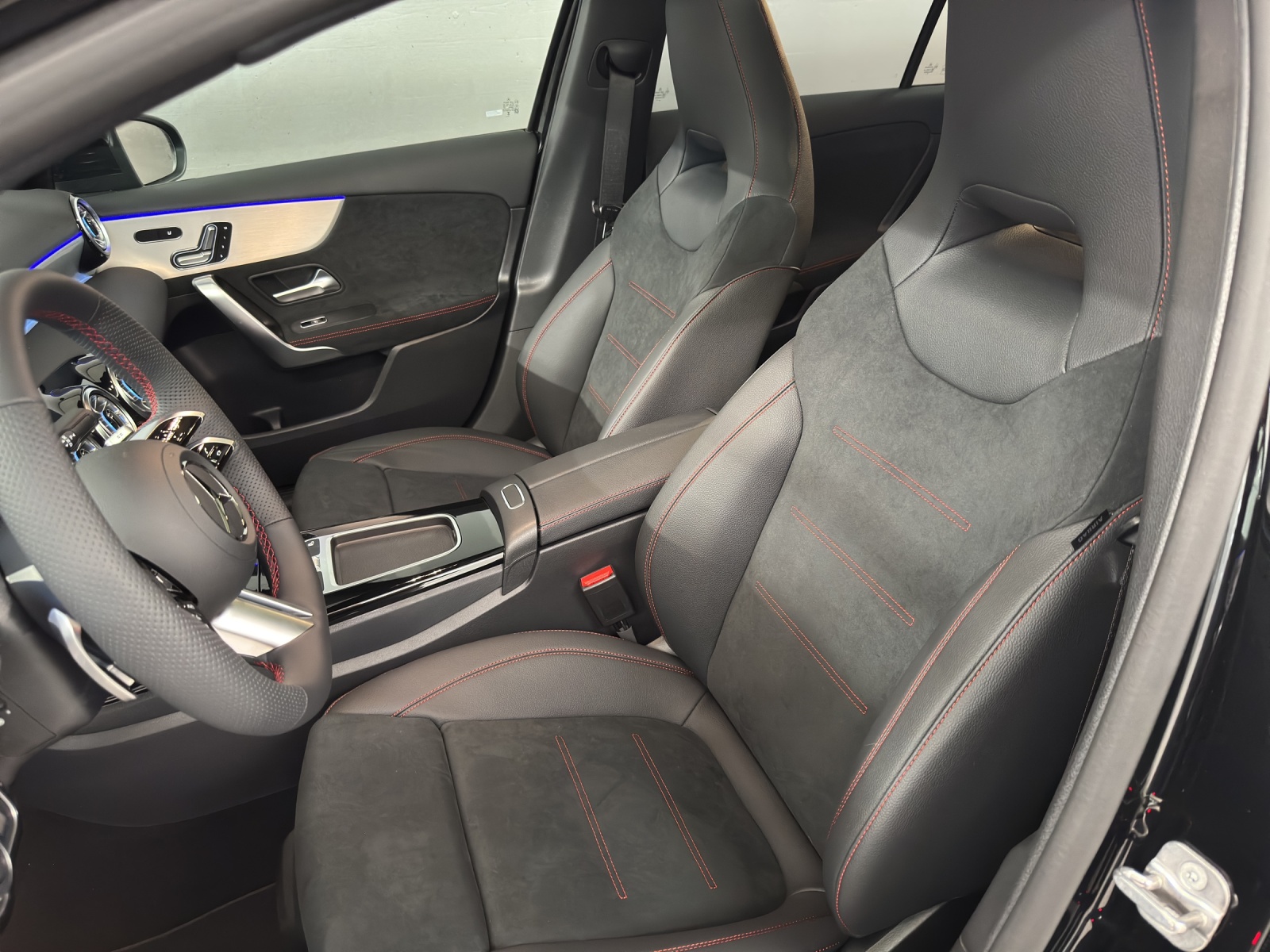 MERCEDES-BENZ A 220 d AMG Line-image-13