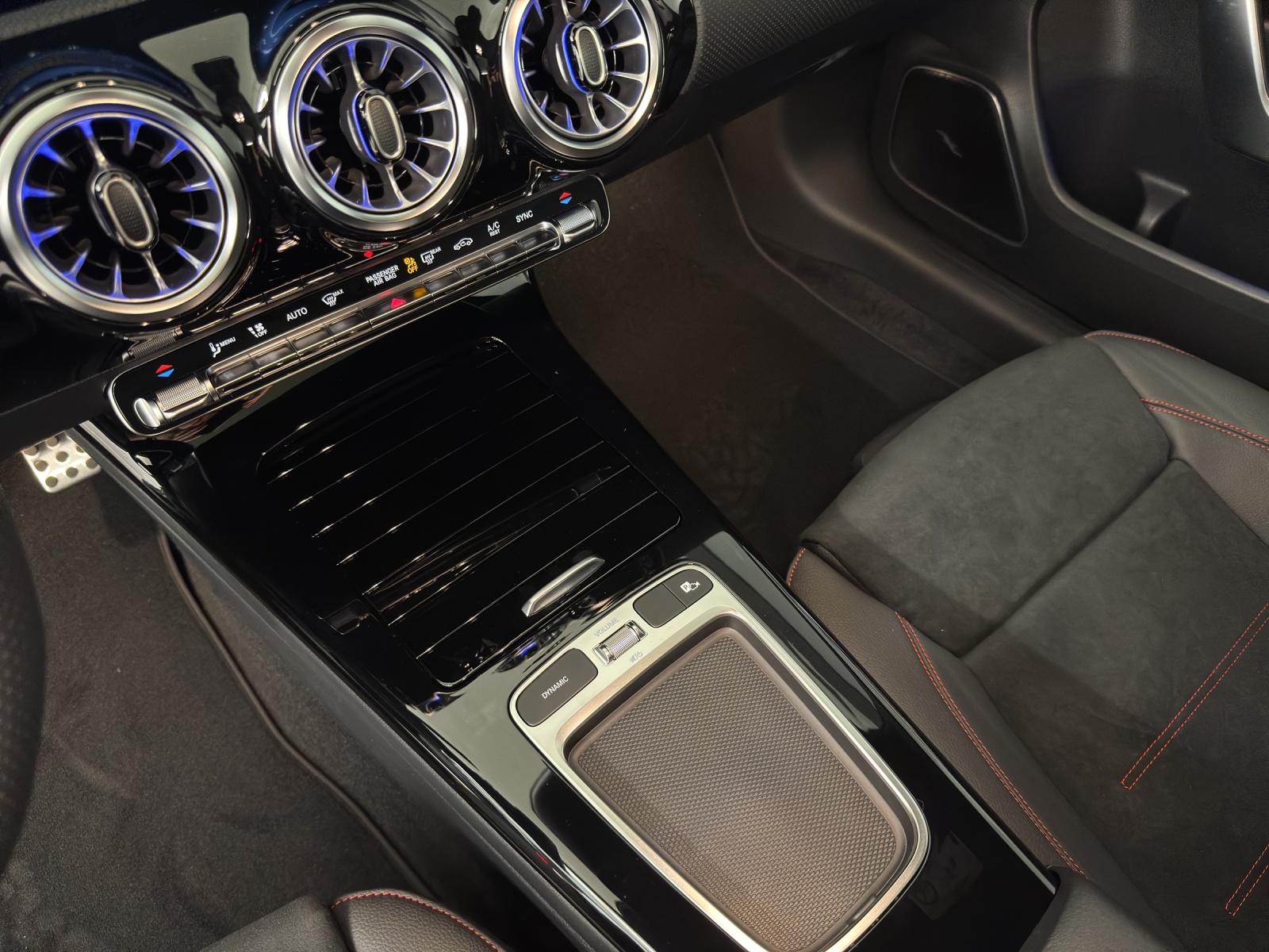 MERCEDES-BENZ A 220 d AMG Line-image-15