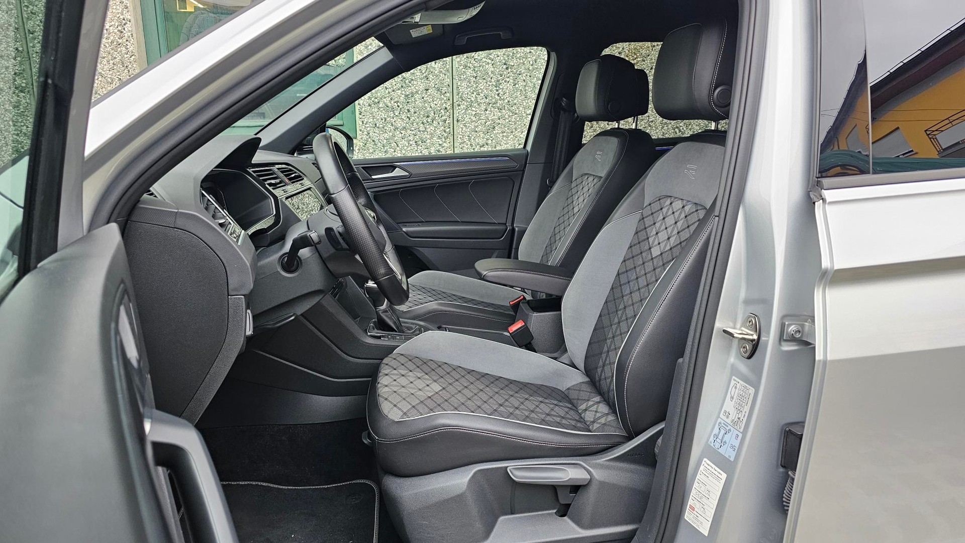VW Tiguan 2.0 TDI SCR R-Line 4Motion DSG-image-5