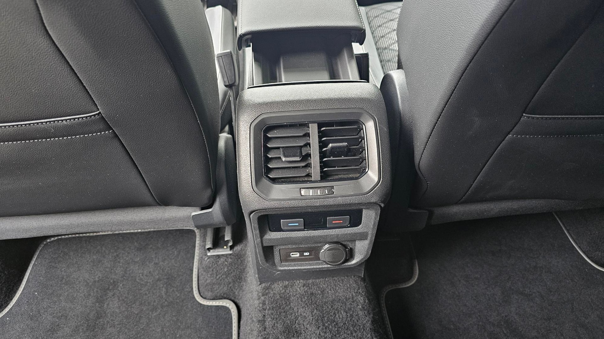 VW Tiguan 2.0 TDI SCR R-Line 4Motion DSG-image-7