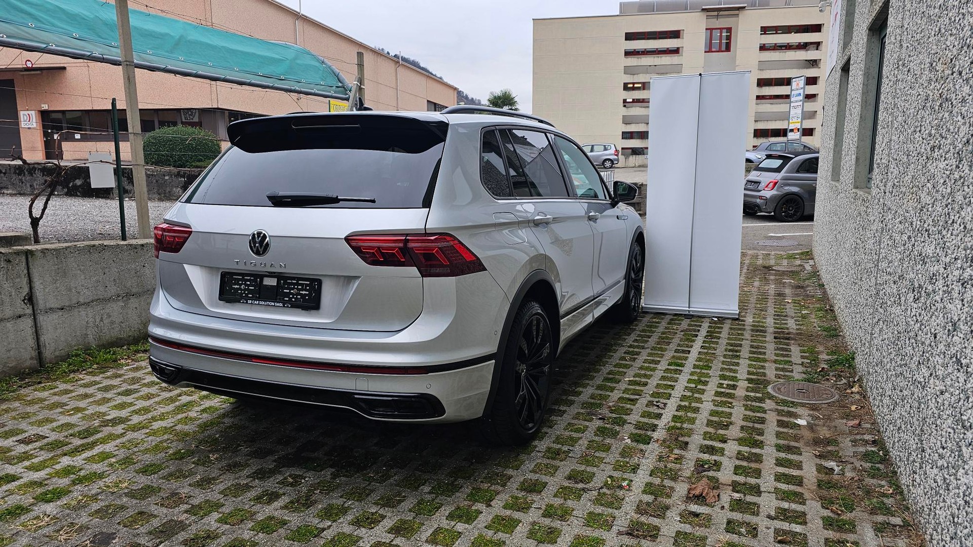 VW Tiguan 2.0 TDI SCR R-Line 4Motion DSG-image-3