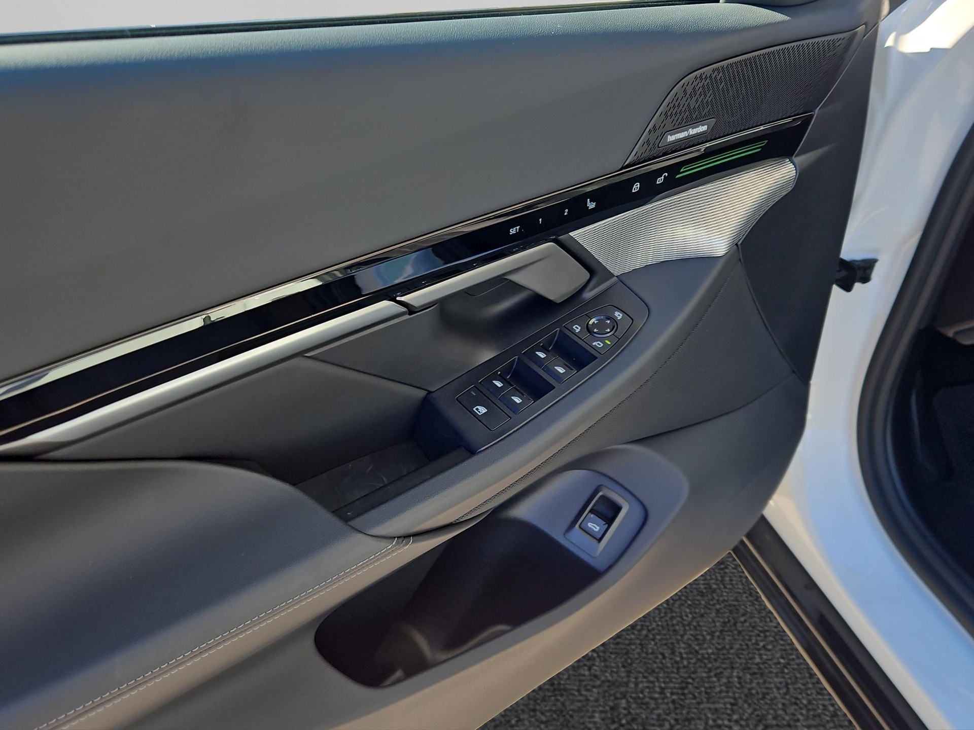 BMW 520d xDrive 48V Touring M Sport Steptronic-image-9