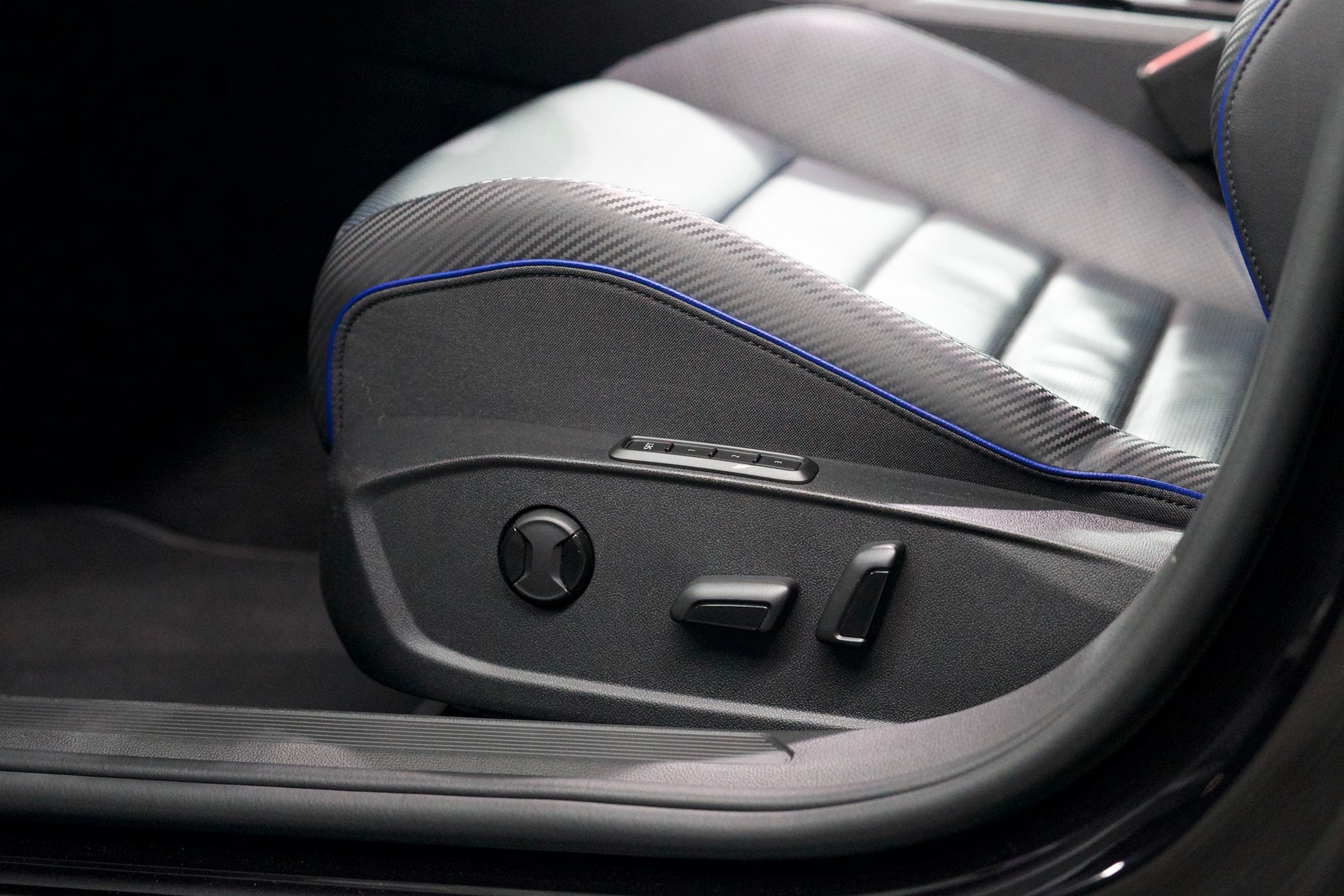 VW Golf Variant 2.0 TSI R DSG 4Motion-image-14