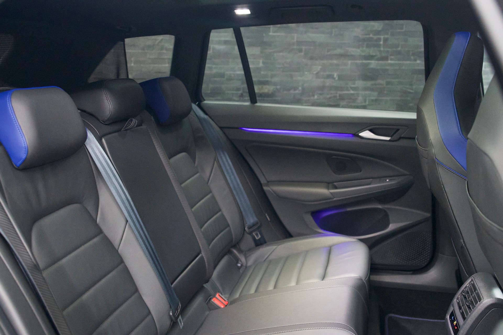 VW Golf Variant 2.0 TSI R DSG 4Motion-image-12