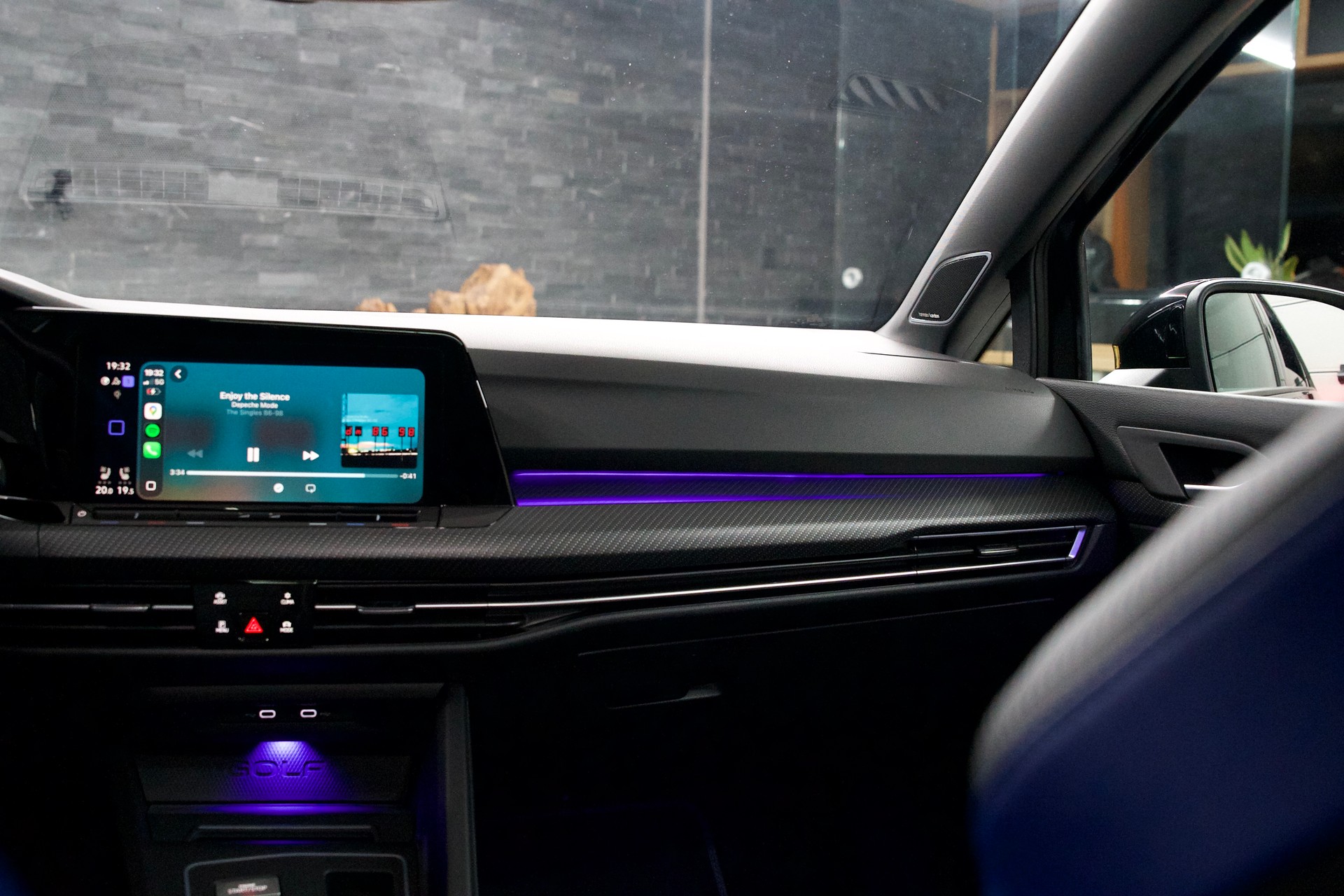 VW Golf Variant 2.0 TSI R DSG 4Motion-image-10