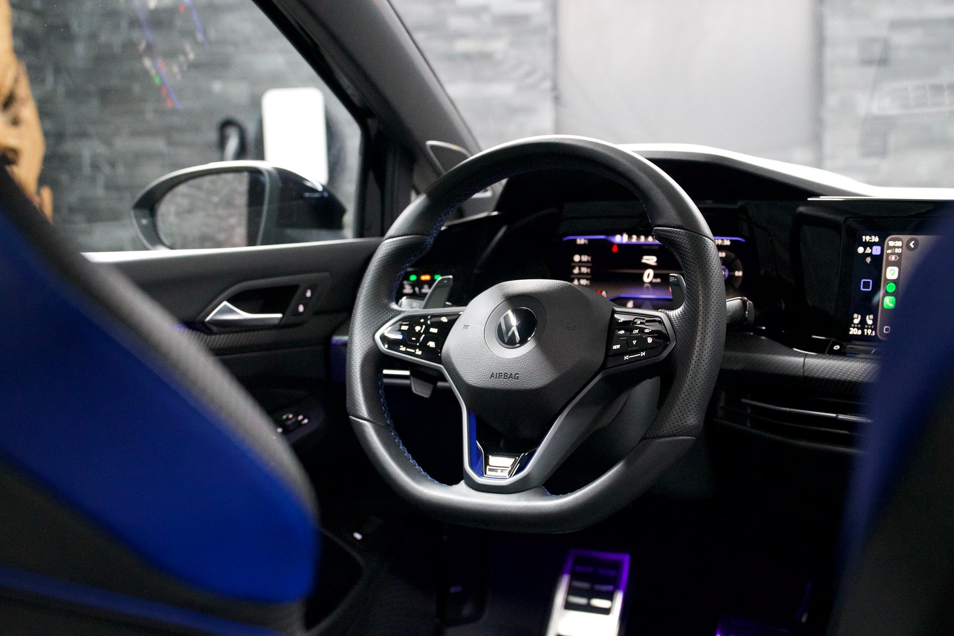VW Golf Variant 2.0 TSI R DSG 4Motion-image-7