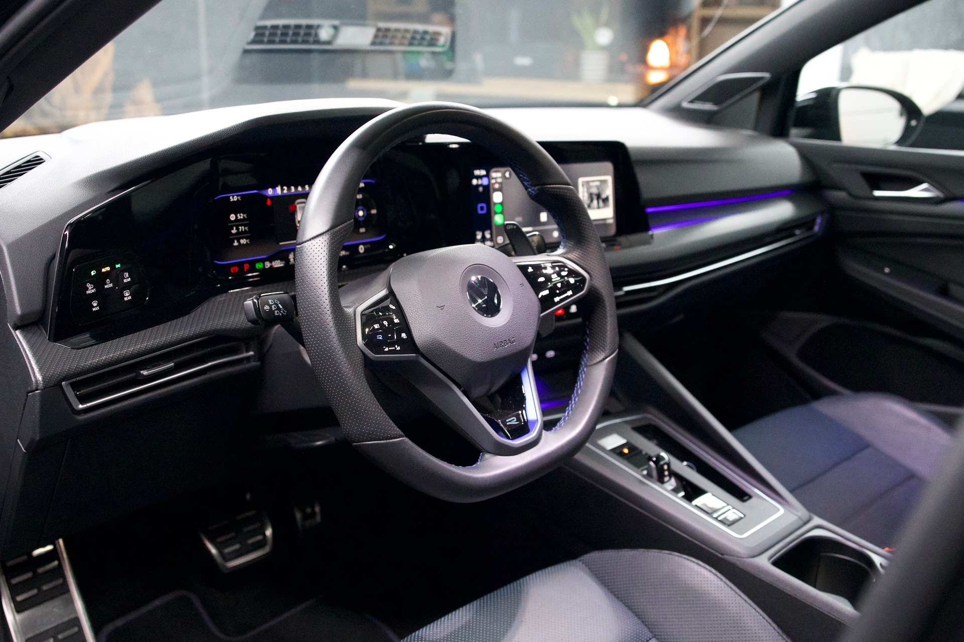 VW Golf Variant 2.0 TSI R DSG 4Motion-image-8