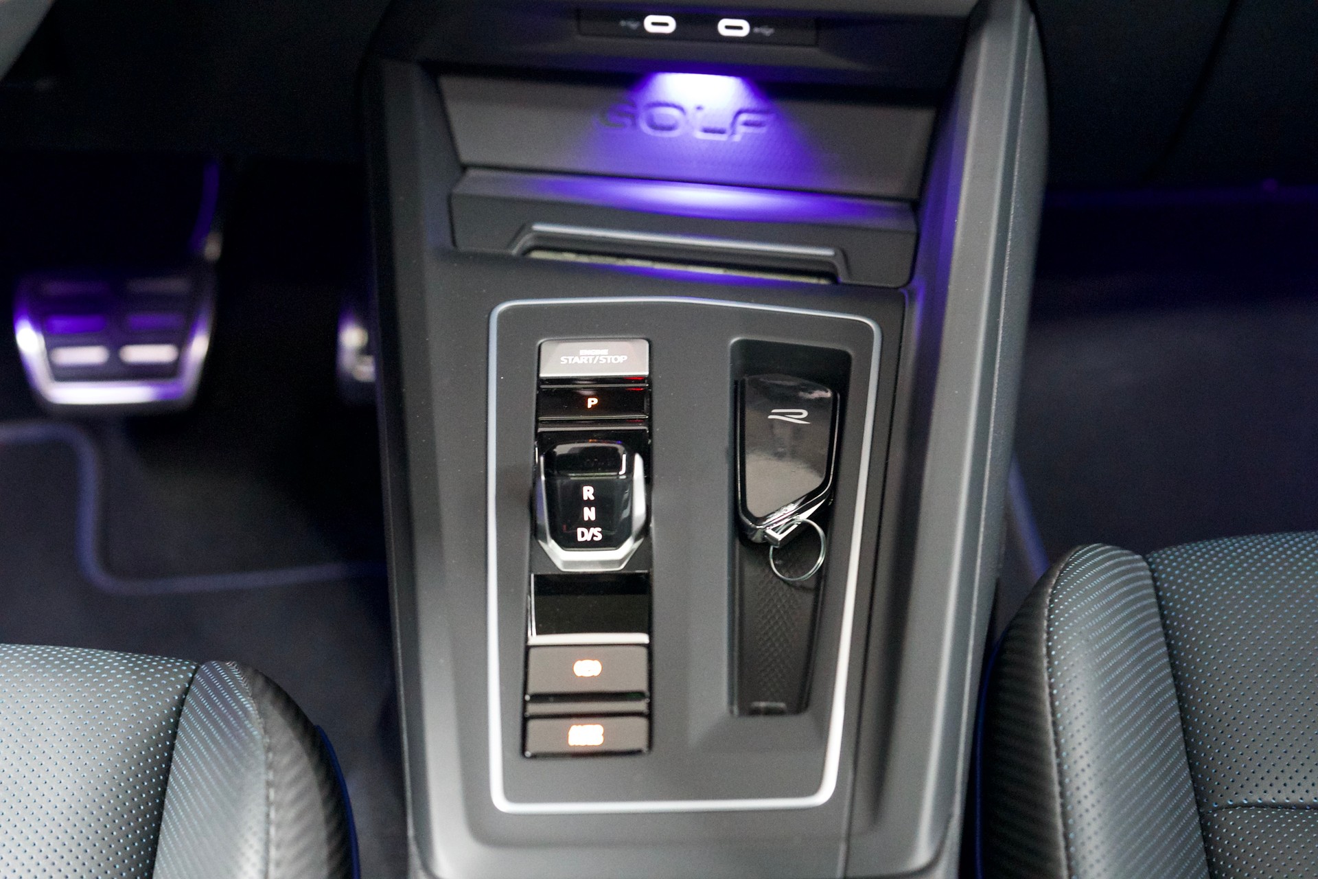VW Golf Variant 2.0 TSI R DSG 4Motion-image-9