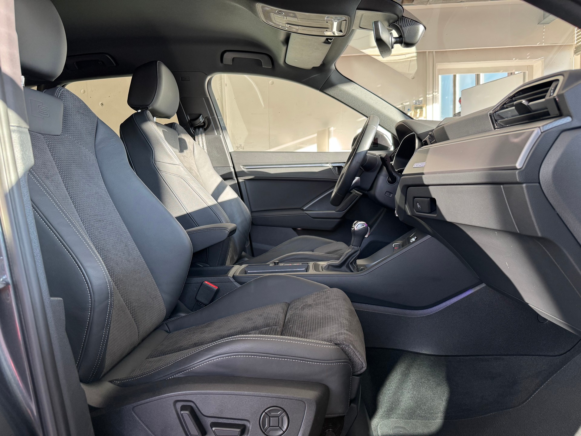 AUDI Q3 45 TFSI S line quattro S-tronic-image-11