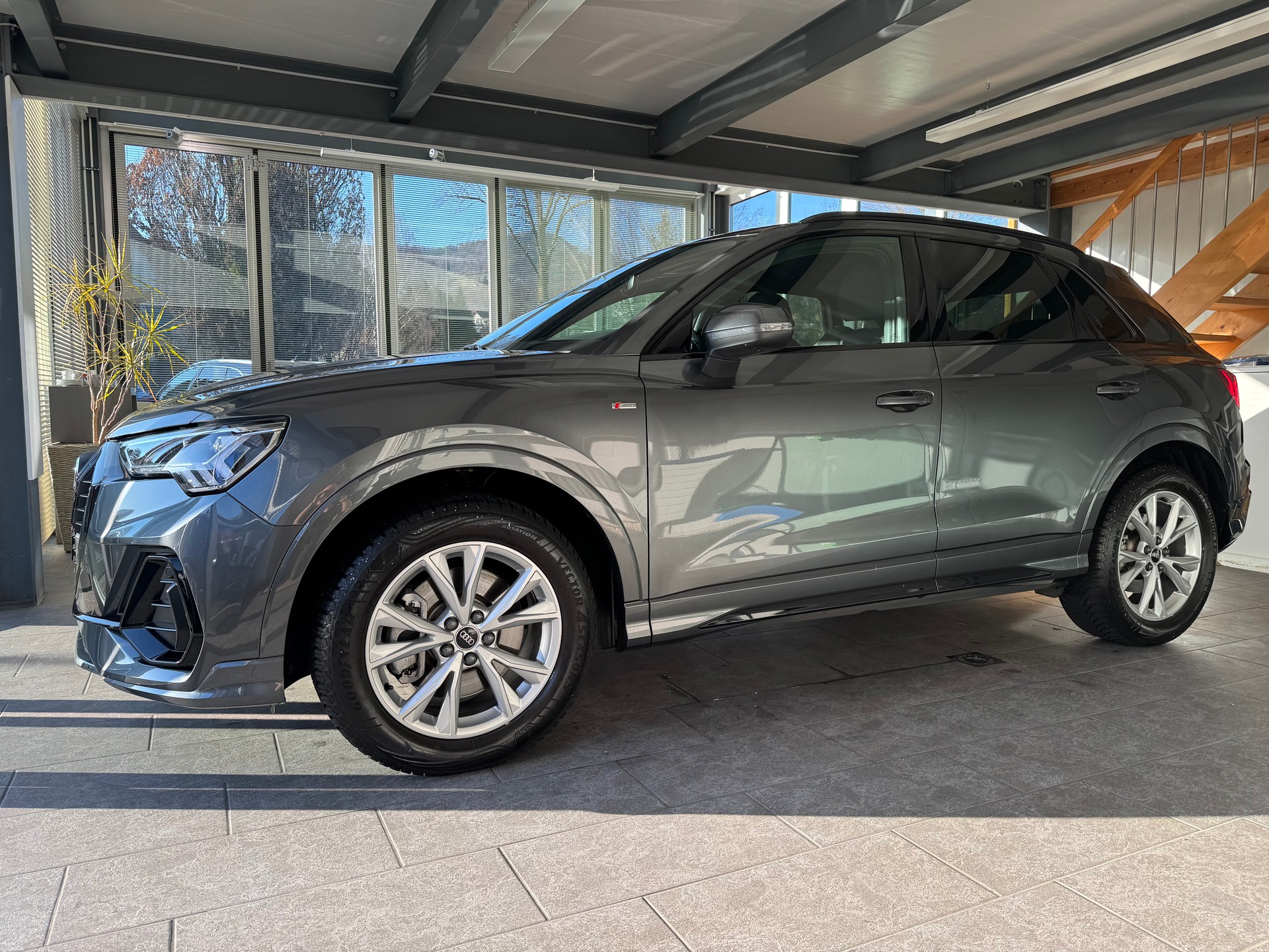 AUDI Q3 45 TFSI S line quattro S-tronic-image-5