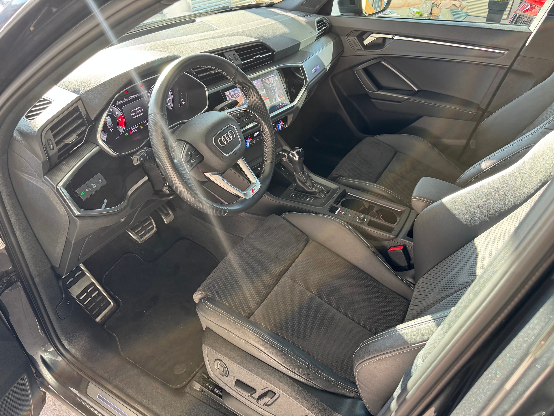 AUDI Q3 45 TFSI S line quattro S-tronic-image-9