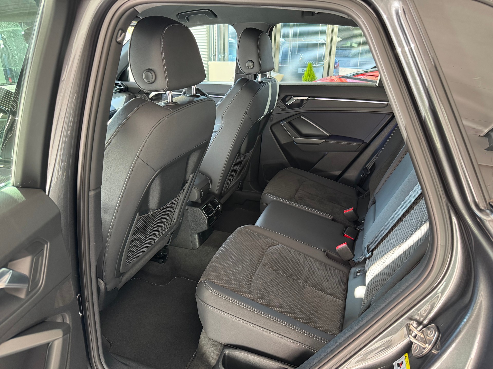 AUDI Q3 45 TFSI S line quattro S-tronic-image-12