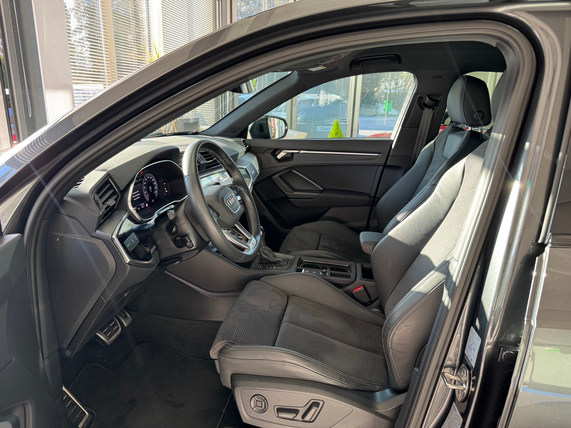 AUDI Q3 45 TFSI S line quattro S-tronic-image-10