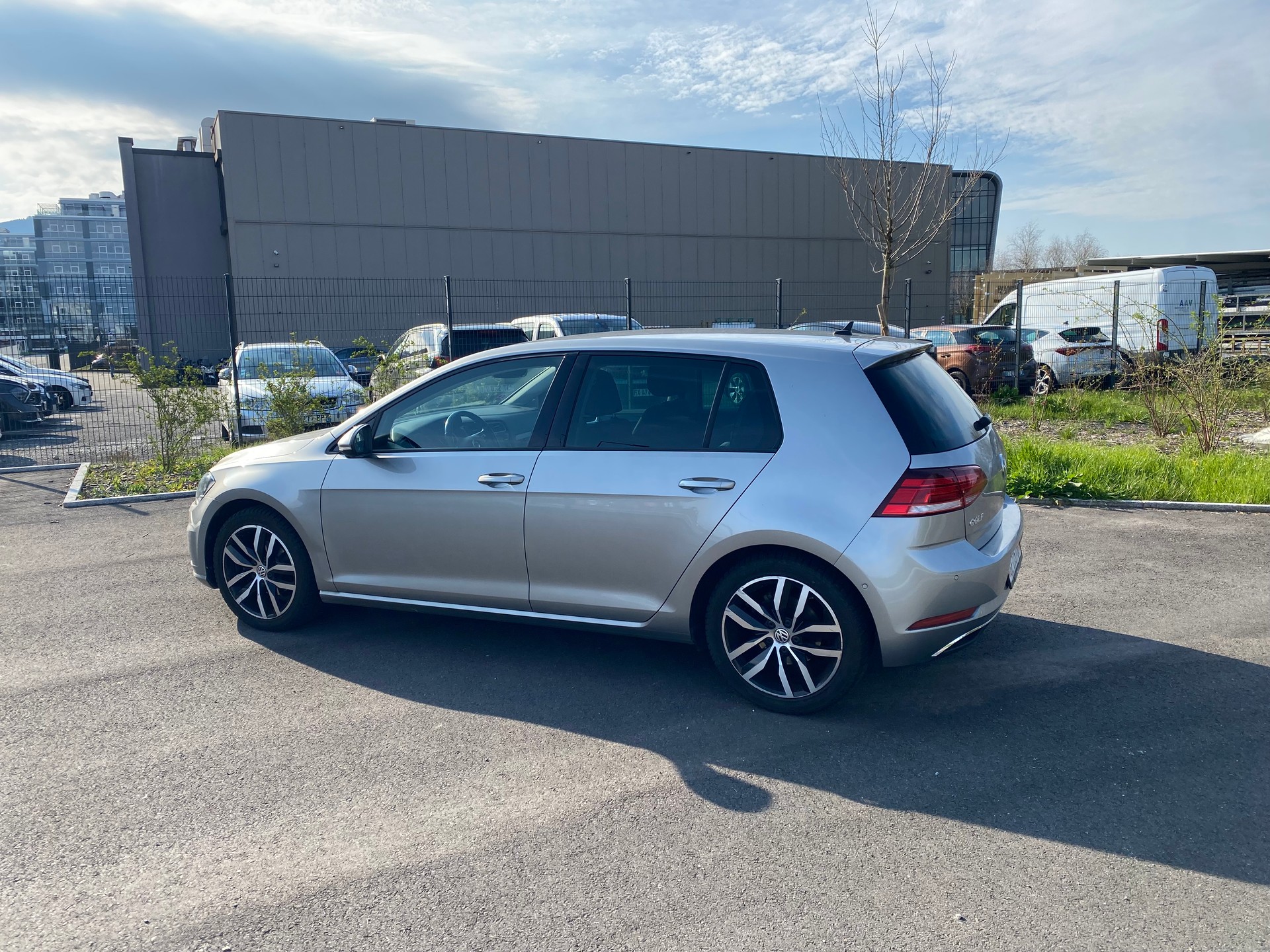 VW Golf 1.0 TSI Swiss Line-image-1