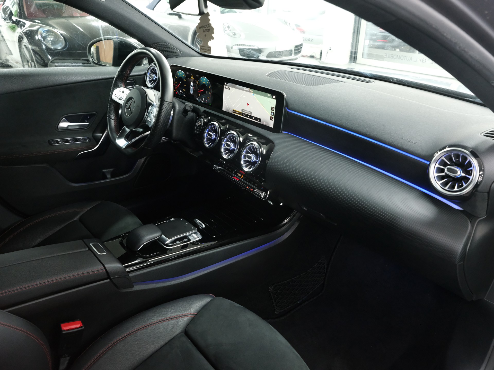 MERCEDES-BENZ A 250 AMG Line 7G-DCT-image-14