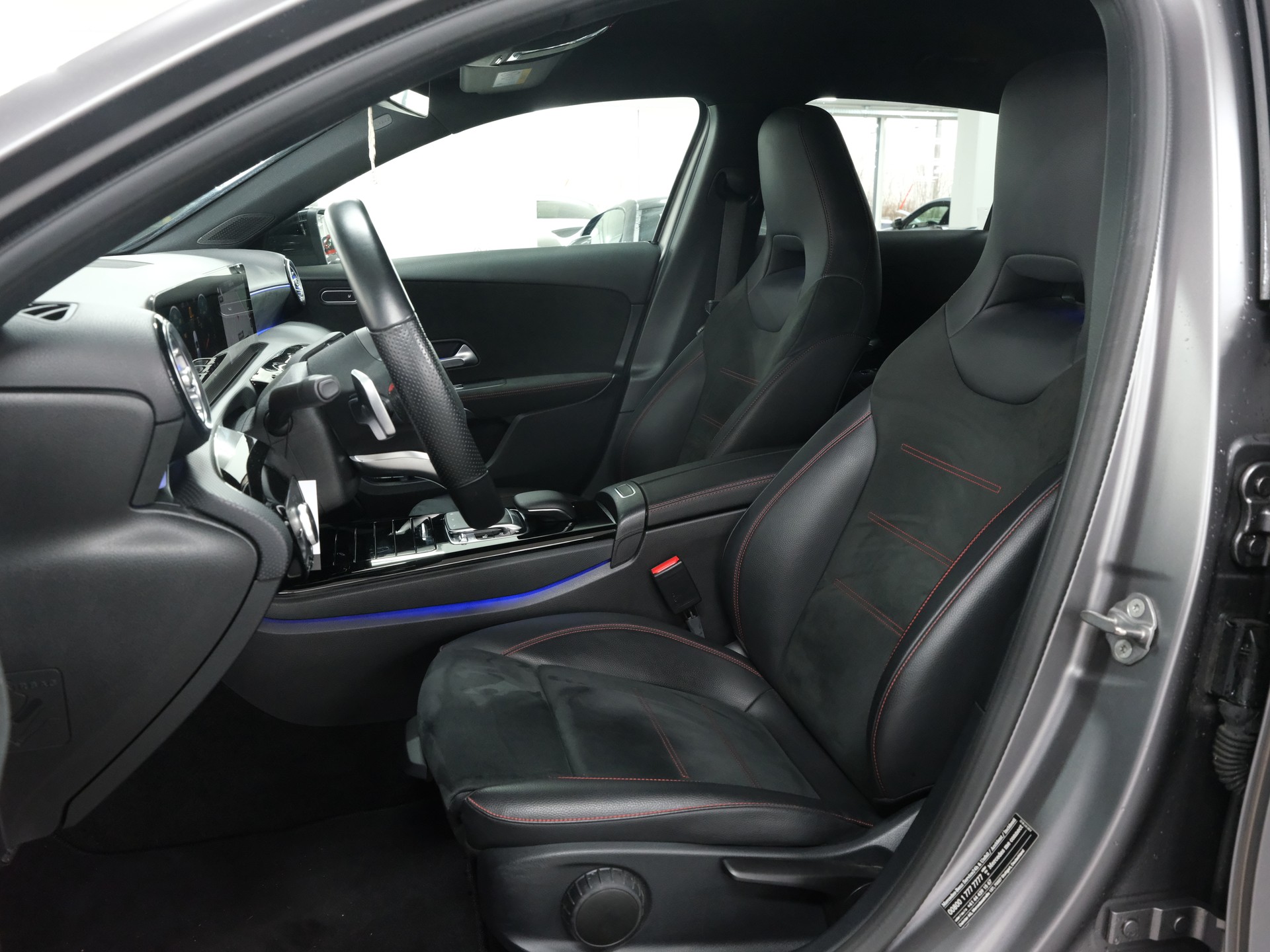 MERCEDES-BENZ A 250 AMG Line 7G-DCT-image-9