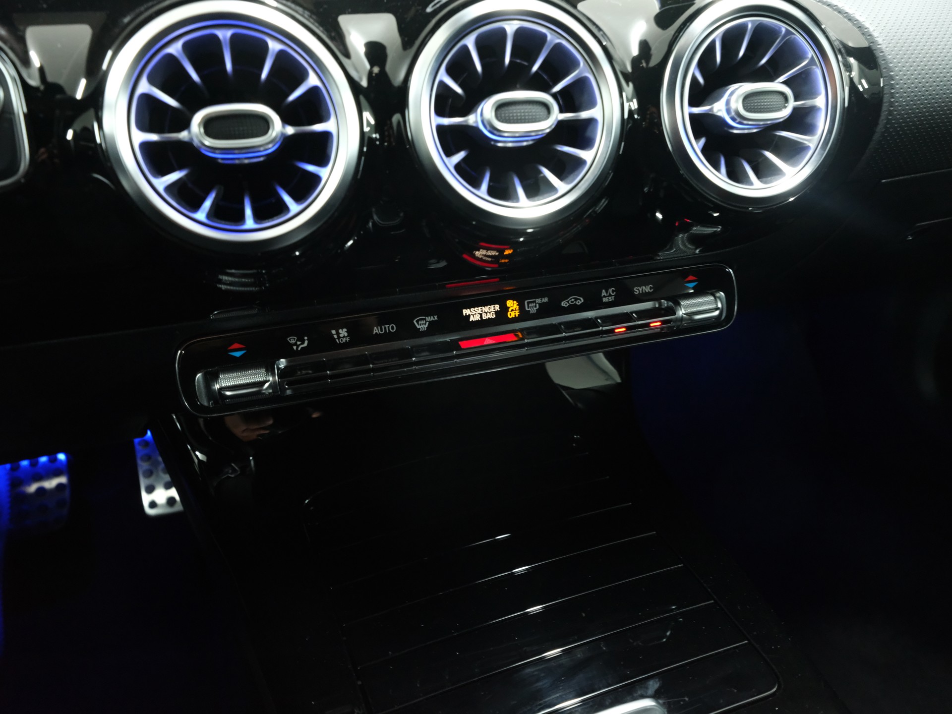MERCEDES-BENZ A 250 AMG Line 7G-DCT-image-13