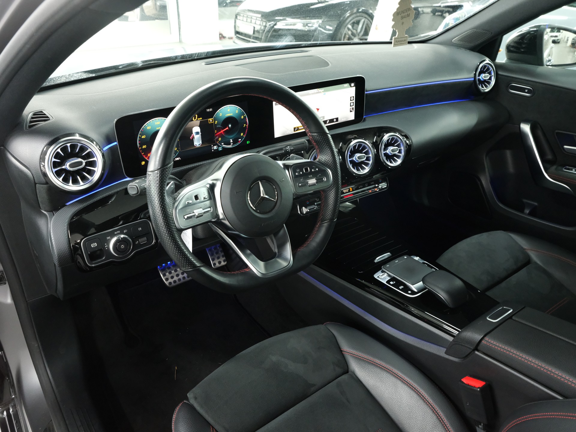 MERCEDES-BENZ A 250 AMG Line 7G-DCT-image-8