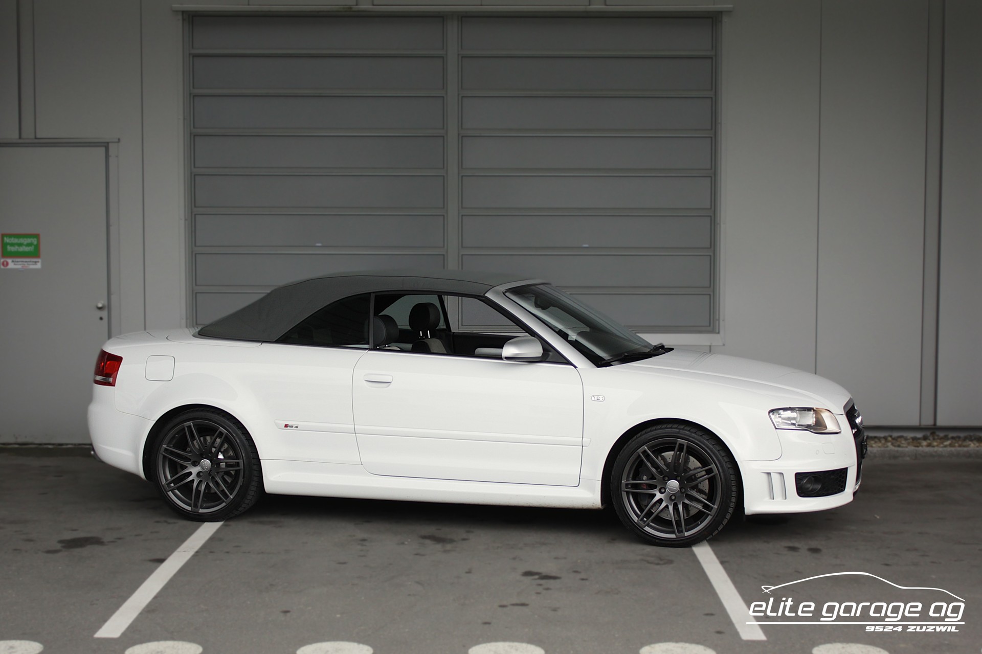 AUDI RS4 Cabriolet 4.2 V8 quattro-image-6