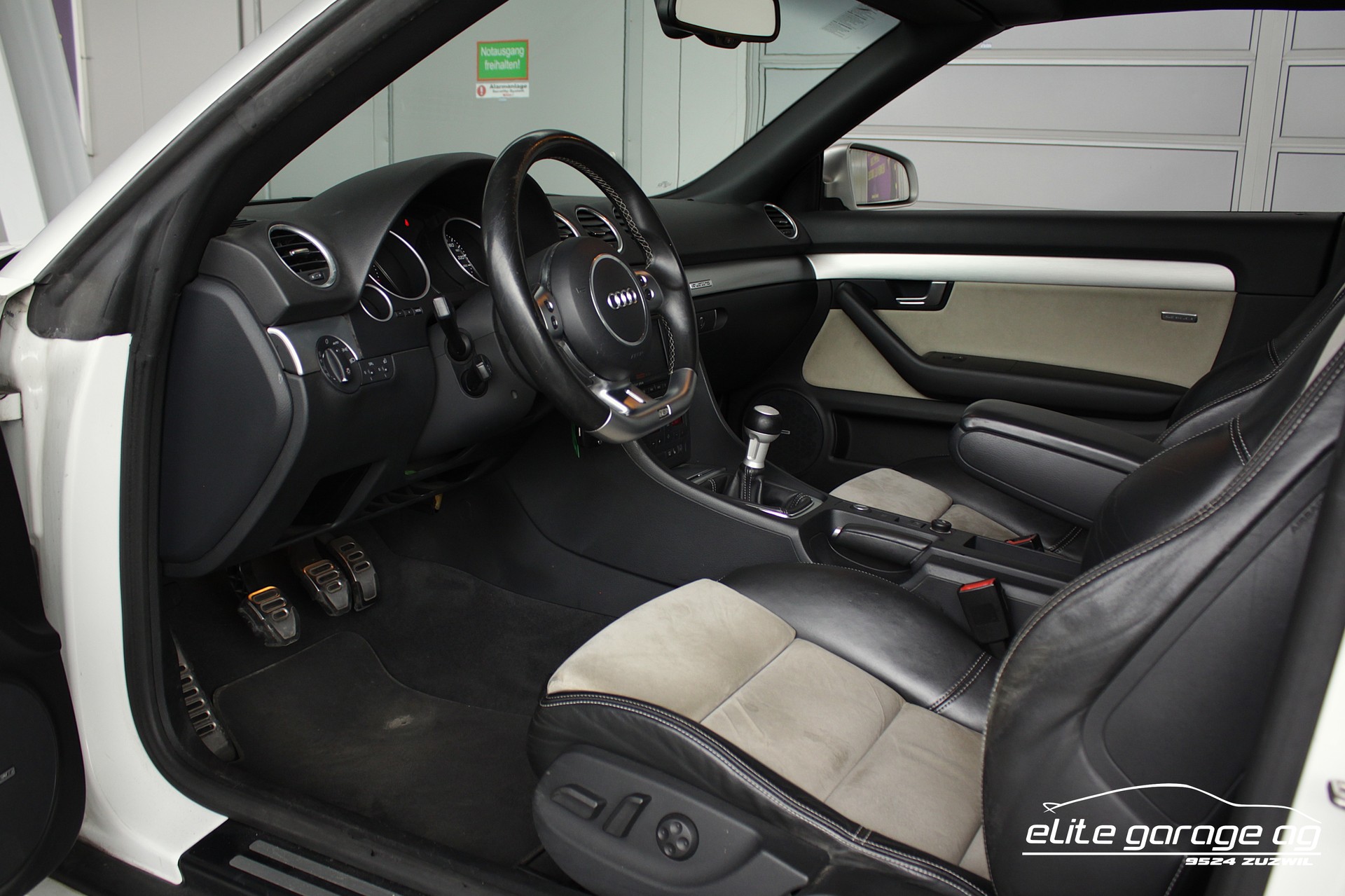 AUDI RS4 Cabriolet 4.2 V8 quattro-image-13