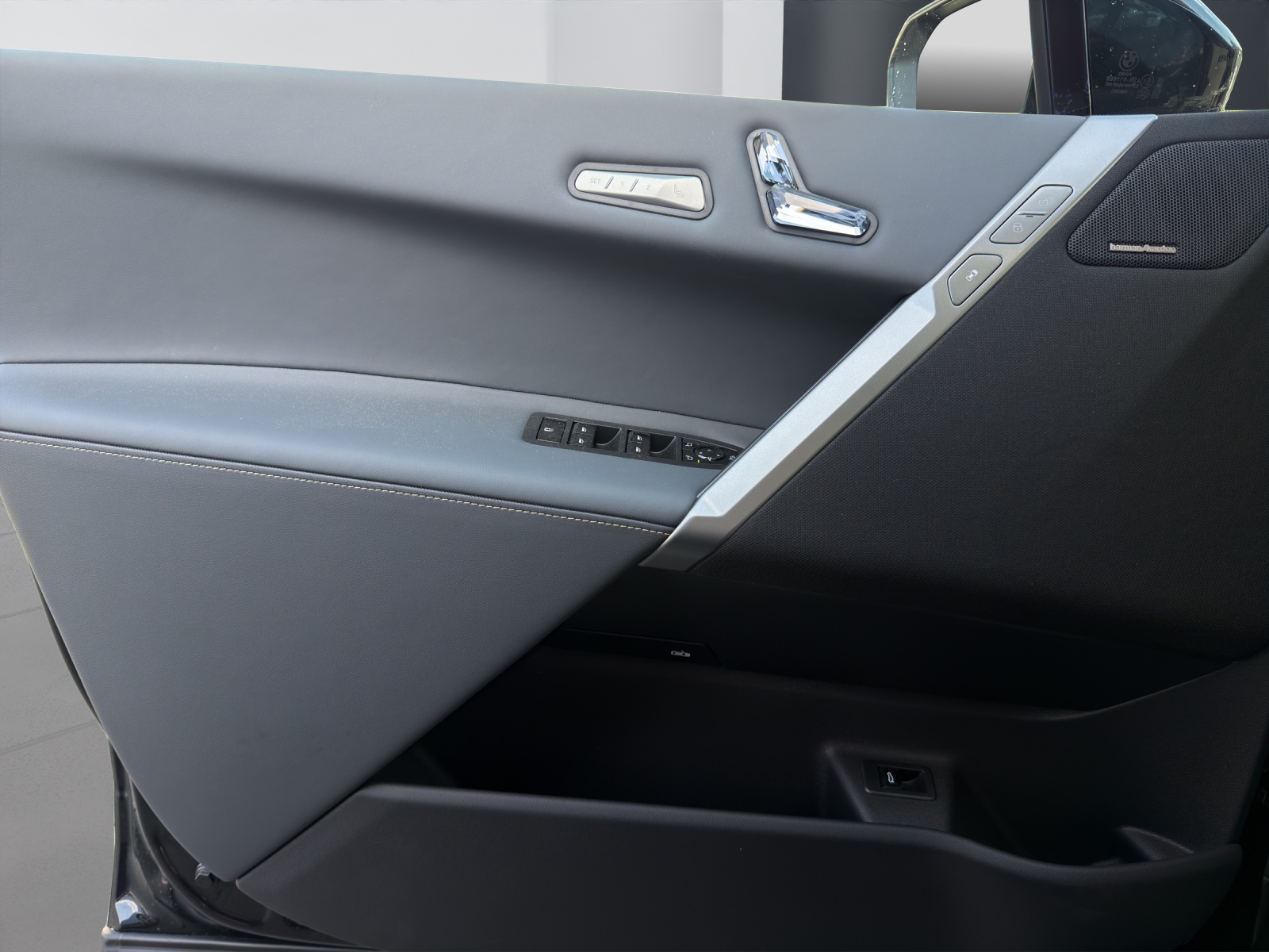 BMW iX xDrive60-image-19