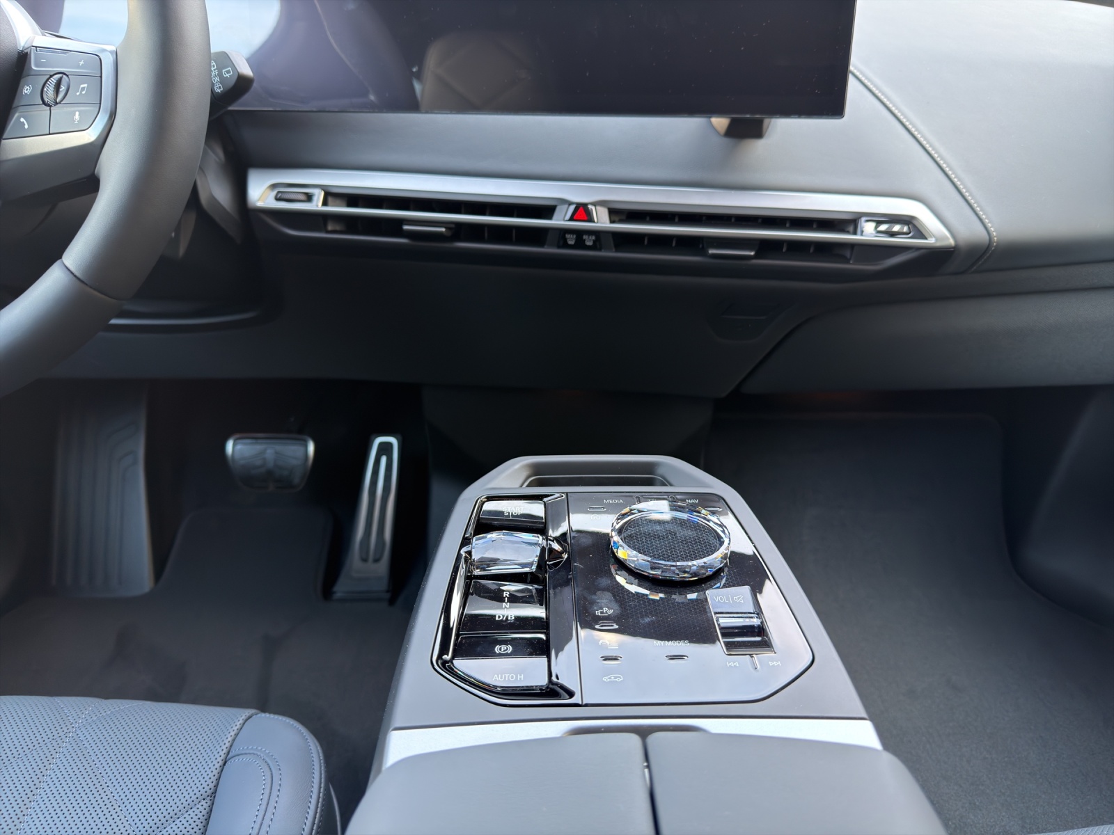 BMW iX xDrive60-image-17