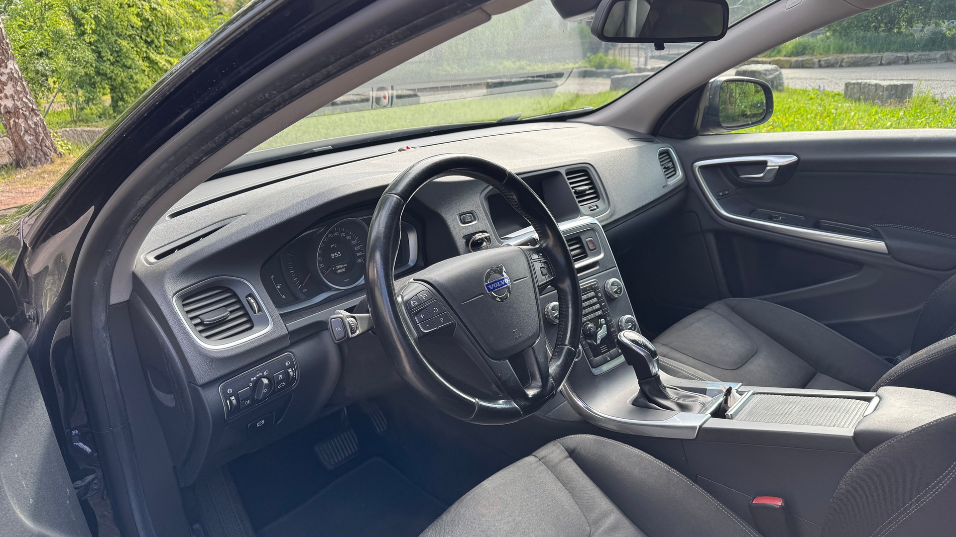 VOLVO V60 D4 Momentum Geartronic-image-8