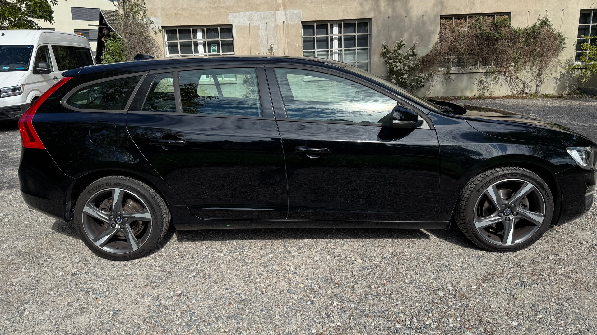 VOLVO V60 D4 Momentum Geartronic-image-4