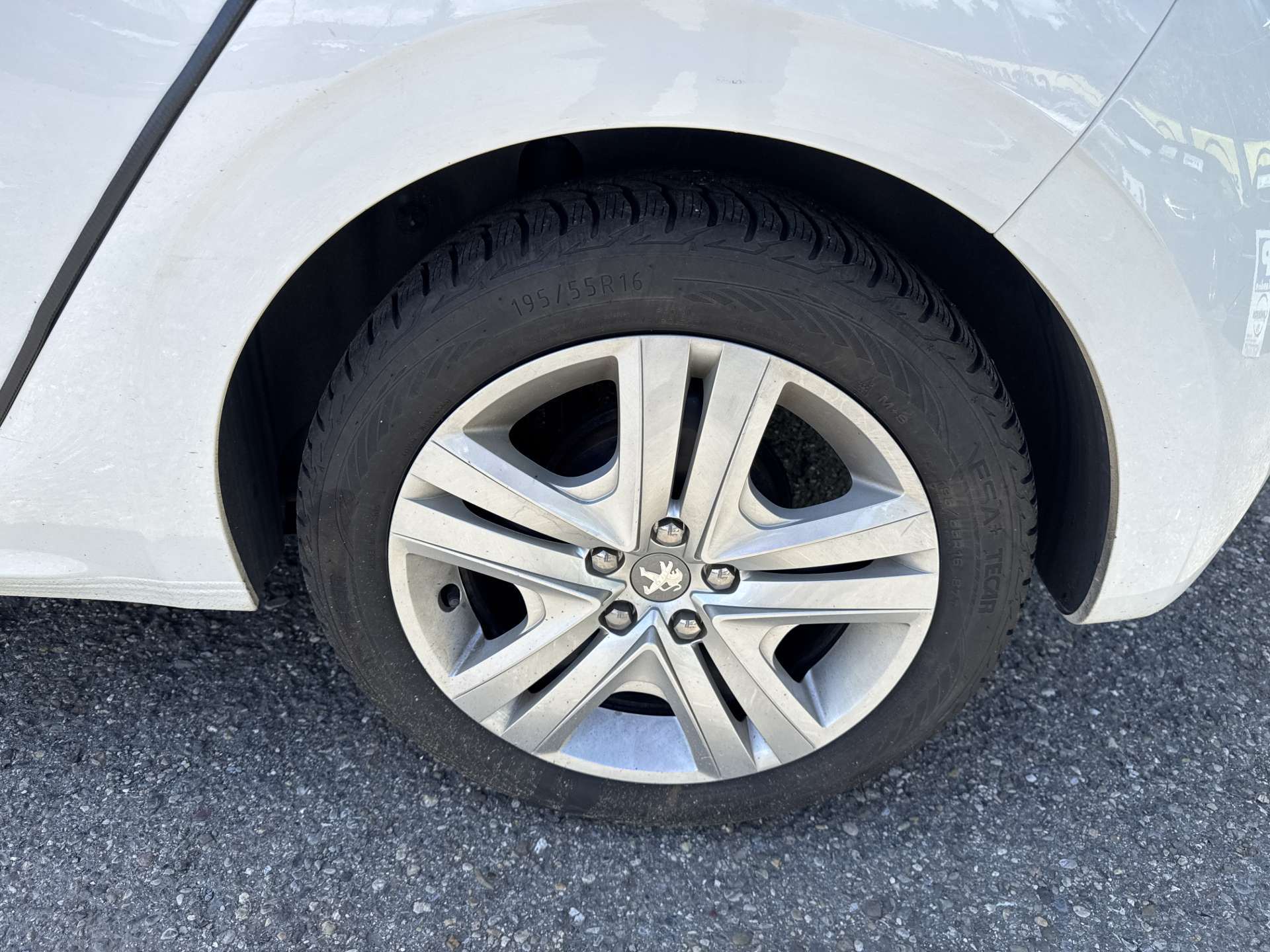 PEUGEOT 208 1.2 PureTech Signature-image-9