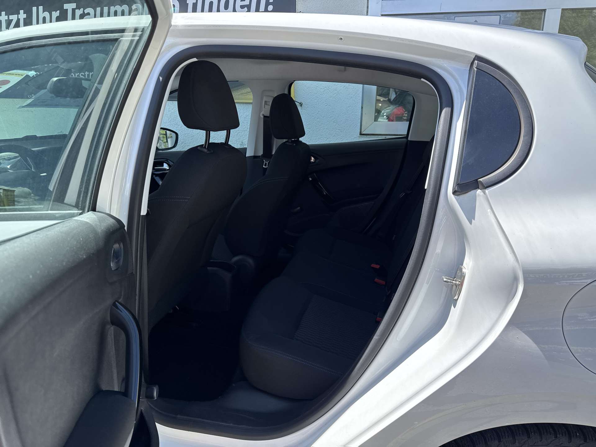 PEUGEOT 208 1.2 PureTech Signature-image-7