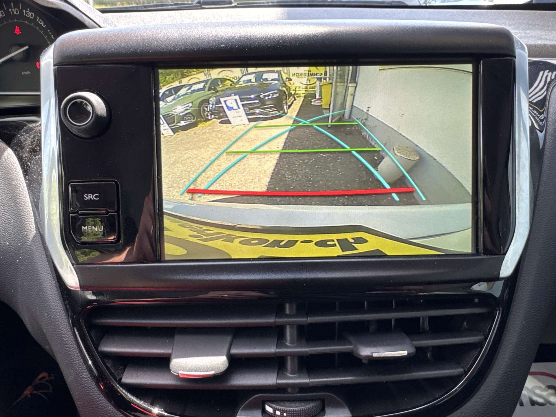 PEUGEOT 208 1.2 PureTech Signature-image-10
