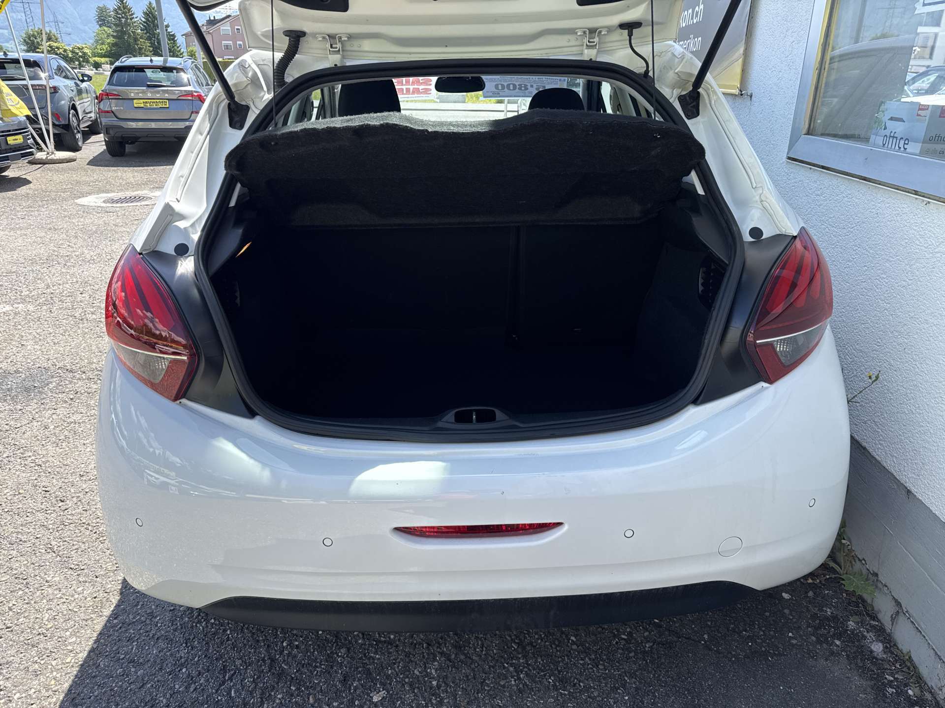 PEUGEOT 208 1.2 PureTech Signature-image-8