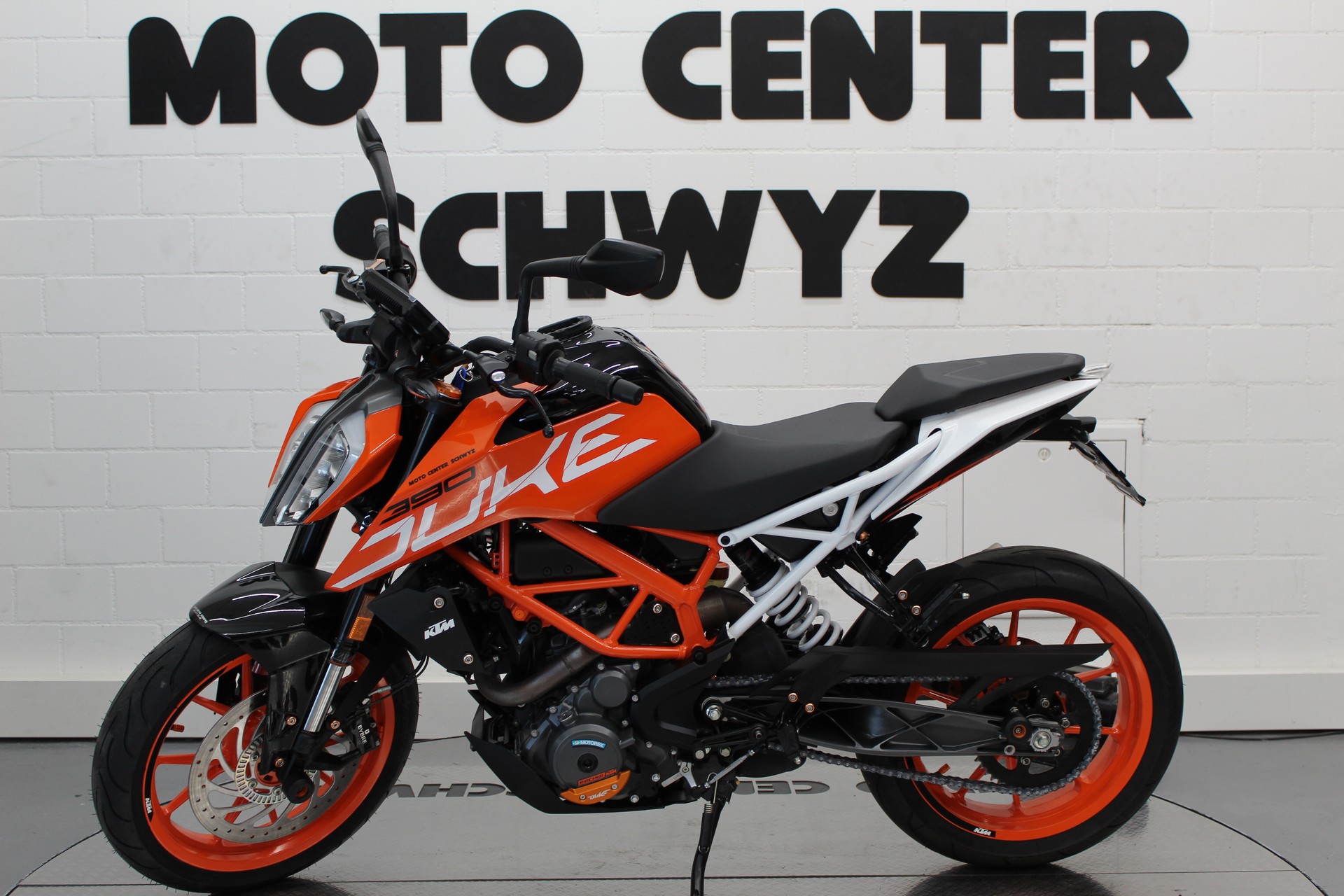KTM 390 Duke-showroom-element-3